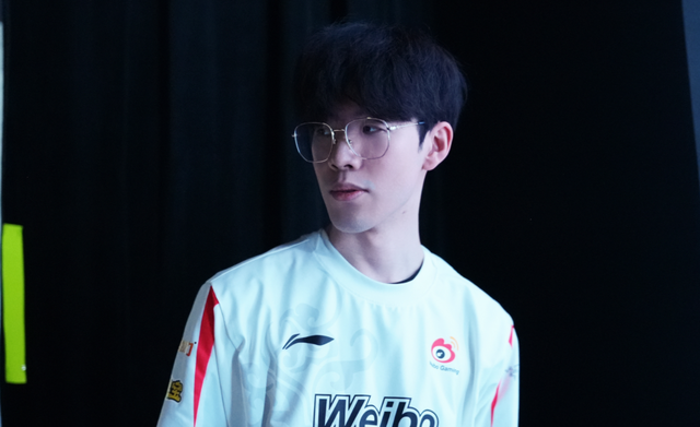 [NBA]詹姆斯高吊篮下 戴维斯接球双手暴扣.